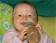 Bébé souriant avec un biberon