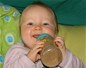 Bébé souriant avec un biberon