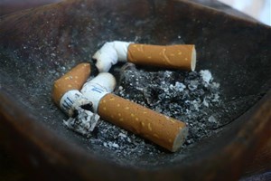 Cigarettes écrasées dans un cendrier