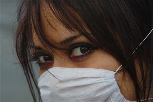 Collégienne portant un masque contre la Grippe A