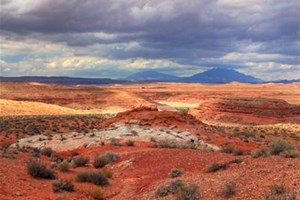 Désert rouge ciel gris