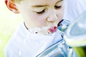 Enfant qui boit de l'eau
