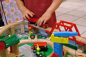 Enfant qui joue avec des voitures