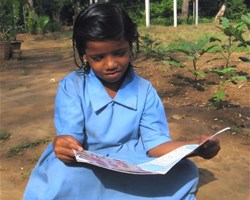 Enfant lisant un livre