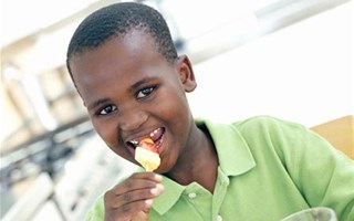 Enfant mangeant une alimentation saine