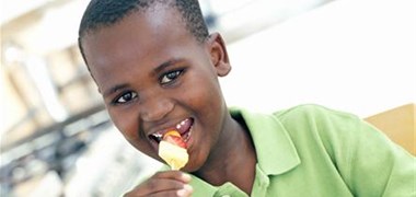 Enfant mangeant une alimentation saine