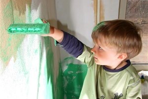 Enfant peignant un mur