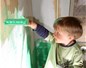 Enfant peignant un mur