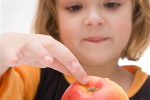Enfant avec une pomme