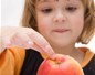 Enfant avec une pomme