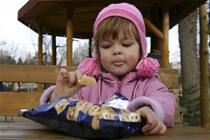 Enfants mangeant des produits gras