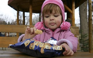 Enfants mangeant des produits gras