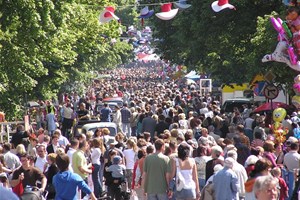 Foule d'hommes et de femmes