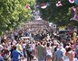 Foule d'hommes et de femmes
