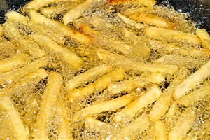 Frites contenant de l'huile de palme