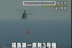 Hélicoptère larguant de l'eau pour refroidir les réacteurs de Fukushima