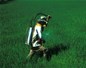 Homme aspergeant un champs de pesticides
