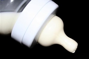 Lait pour bébé dans biberon