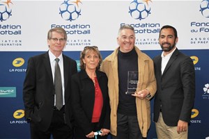 les lauréats Mlle Sylvie Thibeaudau et M. Didier Froger en compagnie de Patrick BRAOUEZEC (Président de la Fondation du Football) et de Youri DJORKAEFF (membre du Conseil d'Administration de la Fondation).