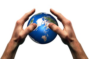 Mains protégeant la Terre développement durable
