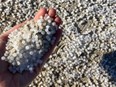 Des microbilles de plastique envahissent les plages du littoral atlantique