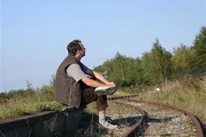 Migrant le long d'une voie de chemin de fer
