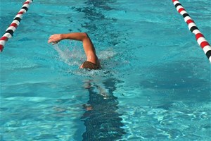 Nageurs dans piscine