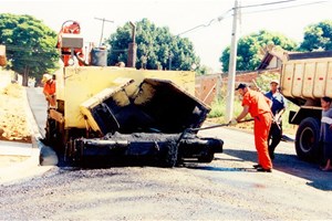 Ouvrier travaillant sur le bitume