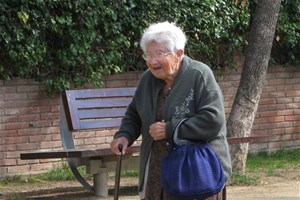 Personne âgée marchant avec une canne
