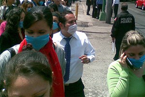 Personnes marchant dans la rue avec un masque