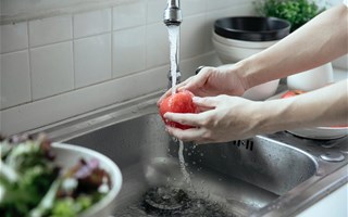Solvant, pesticides et résidus d'explosif dans l'eau du robinet