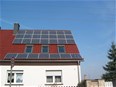 Toit de maison avec panneaux solaires