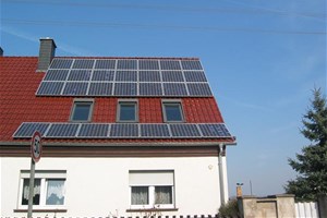 Toit de maison avec panneaux solaires
