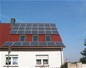 Toit de maison avec panneaux solaires