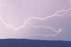 Violent orage avec éclair dans le ciel