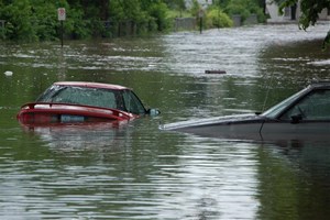 Voitures emportées par des inondations