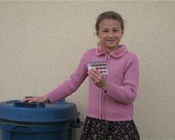 Enfant qui ne jette pas les médicaments à la poubelle