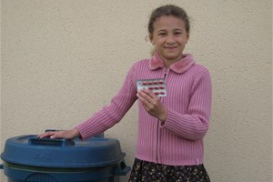 Enfant qui ne jette pas les médicaments à la poubelle