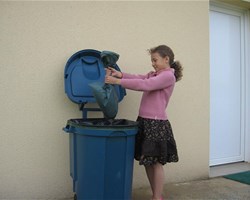 Enfant qui jette un sac poubelle