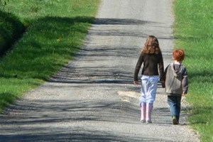 Enfant marchant pour l'école