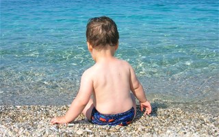 Enfant devant la mer