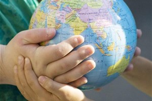 Enfant qui protège une planète