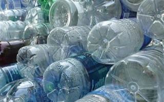 Bouteilles d'eau destinées au recyclage