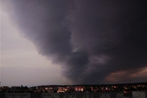 Cyclone et nuages noirs