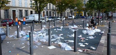 Sacs plastiques jetés par terre