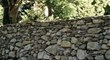 Je crée un mur en pierres sèches dans mon jardin