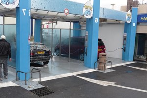 Je lave ma voiture dans une station de lavage