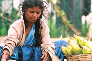 Femme pauvre avec nourriture